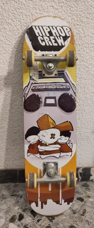 Monopatín con diseño Hip Hop Crew