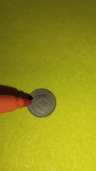 Peseta de Franco con defecto