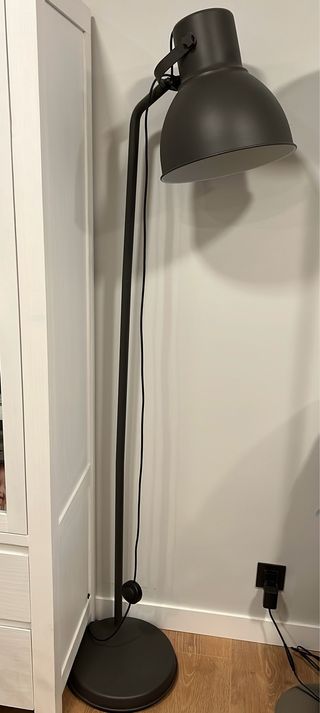 Lámpara de pie gris oscura

