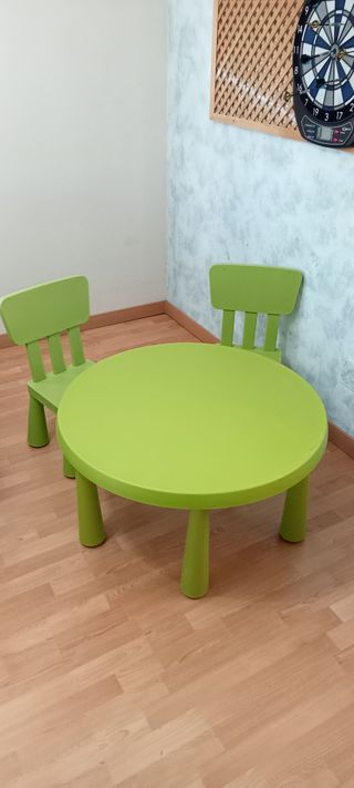 Tavolo per bambini in plastica verde di Ikea