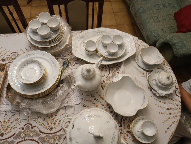 Juego de vajilla de porcelana con detalles dorados