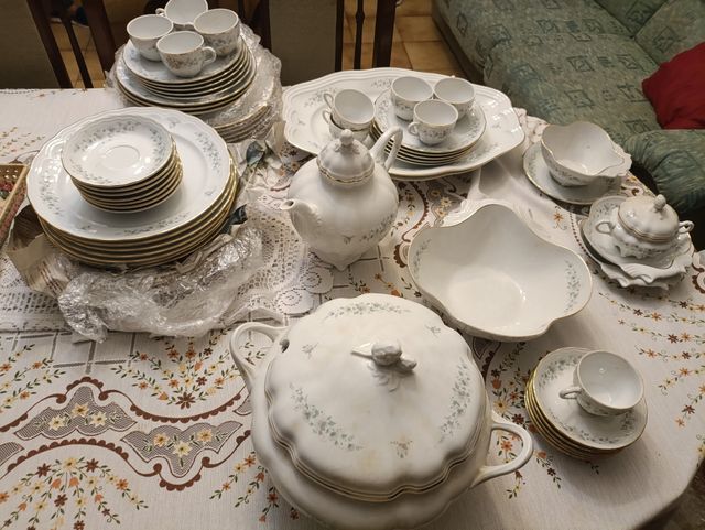 Juego de vajilla de porcelana con detalles dorados