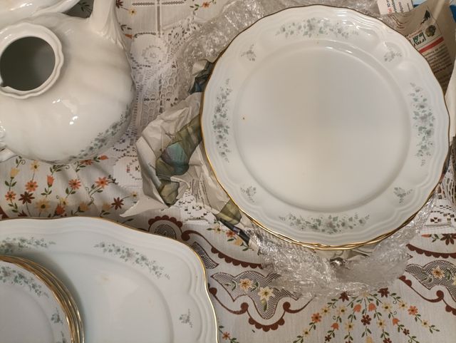 Juego de vajilla de porcelana con detalles dorados