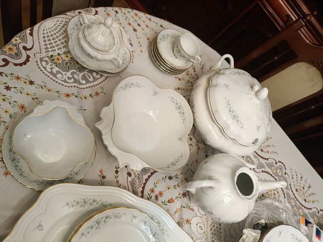 Juego de vajilla de porcelana con detalles dorados