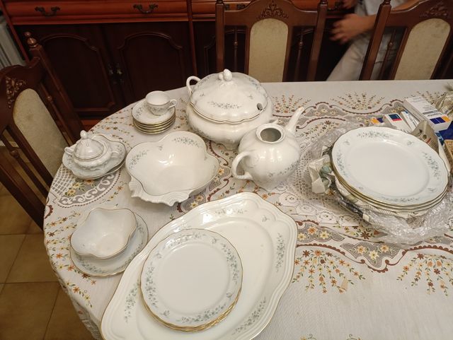 Juego de vajilla de porcelana con detalles dorados