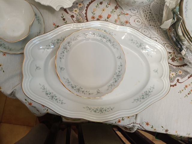 Juego de vajilla de porcelana con detalles dorados