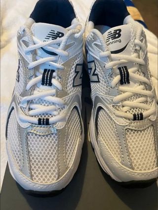 Tenis New Balance Blanco y Plateado