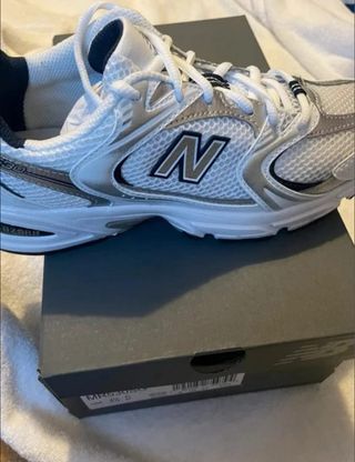 Tenis New Balance Blanco y Plateado