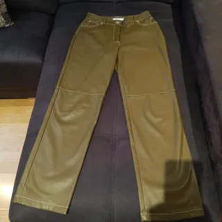 Pantalón verde militar efecto piel