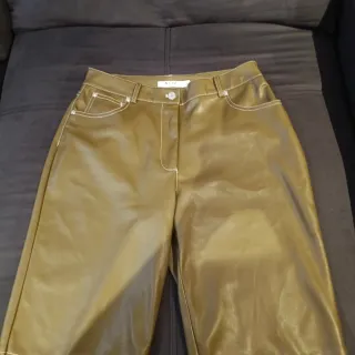 Pantalón verde militar efecto piel