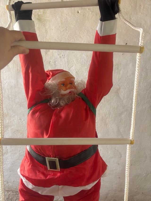Figura Papá Noel Escalando SANTA CLAUS