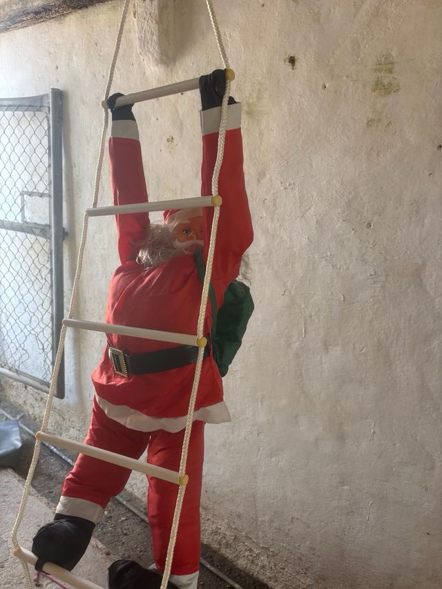 Figura Papá Noel Escalando SANTA CLAUS