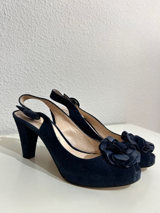 Zapatos de tacón azul con flor de piel