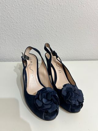 Zapatos de tacón azul con flor de piel