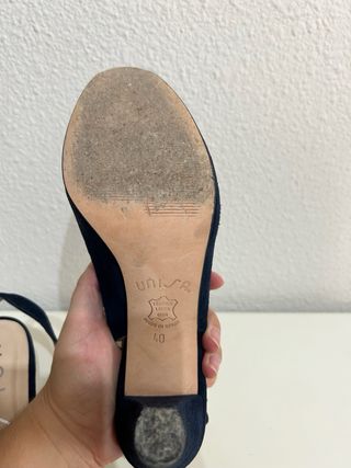 Zapatos de tacón azul con flor de piel
