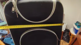Maleta negra con ruedas