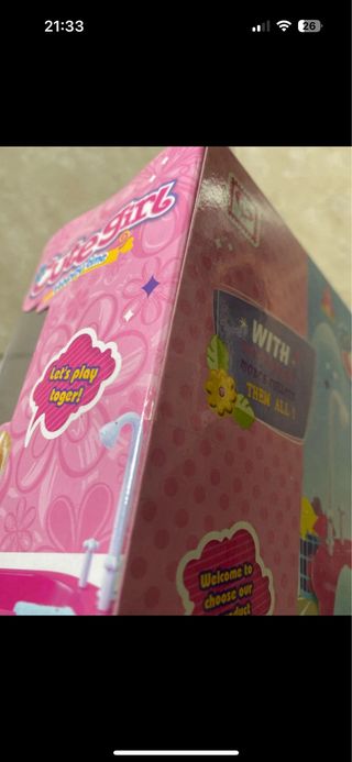 Gioco bambina toelettatura cane