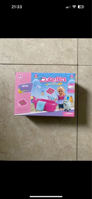 Gioco bambina toelettatura cane