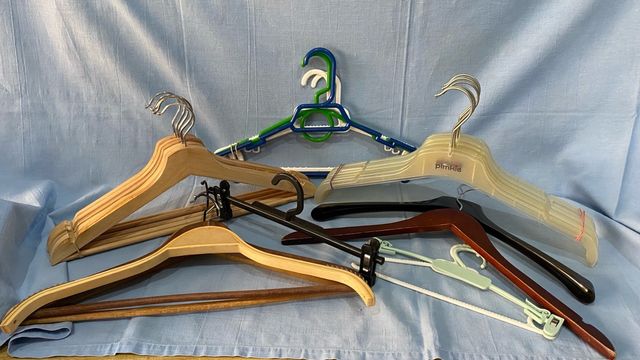 Se regalan 24 perchas surtidas