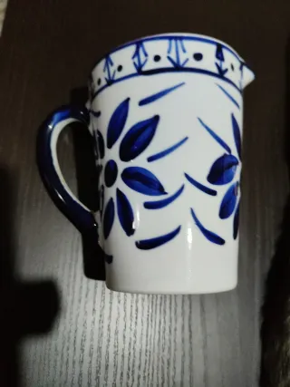 Brocca in ceramica decorata blu