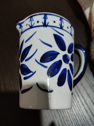 Brocca in ceramica decorata blu
