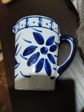 Brocca in ceramica decorata blu