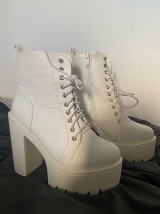 Botas blancas con plataforma y cordones