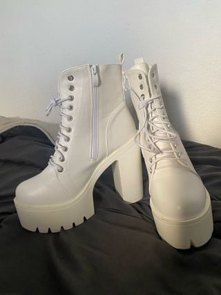 Botas blancas con plataforma y cordones