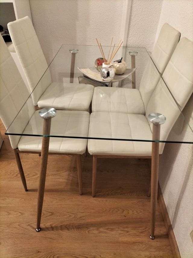 Mesa cristal y 4 sillas salón.
