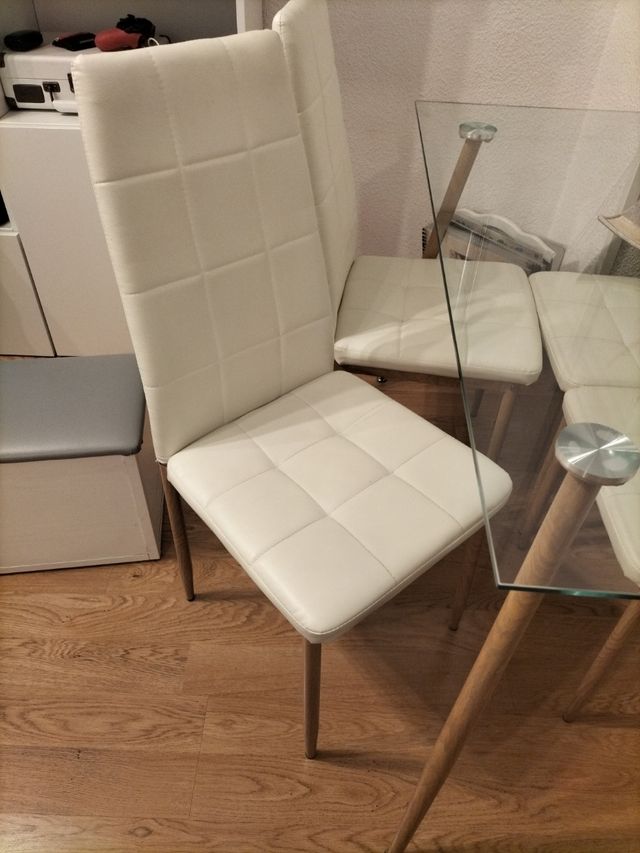 Mesa cristal y 4 sillas salón.