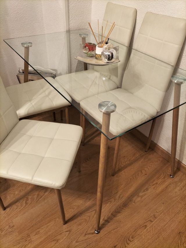 Mesa cristal y 4 sillas salón.