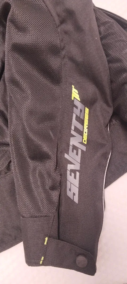 Chaqueta de moto negra con detalles neón