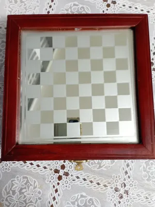 Scacchiera in legno con piano in vetro