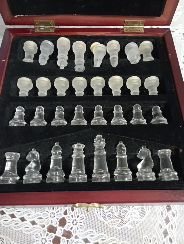 Scacchiera in legno con piano in vetro