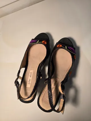 Sandalias Pilar Abril bordadas flores