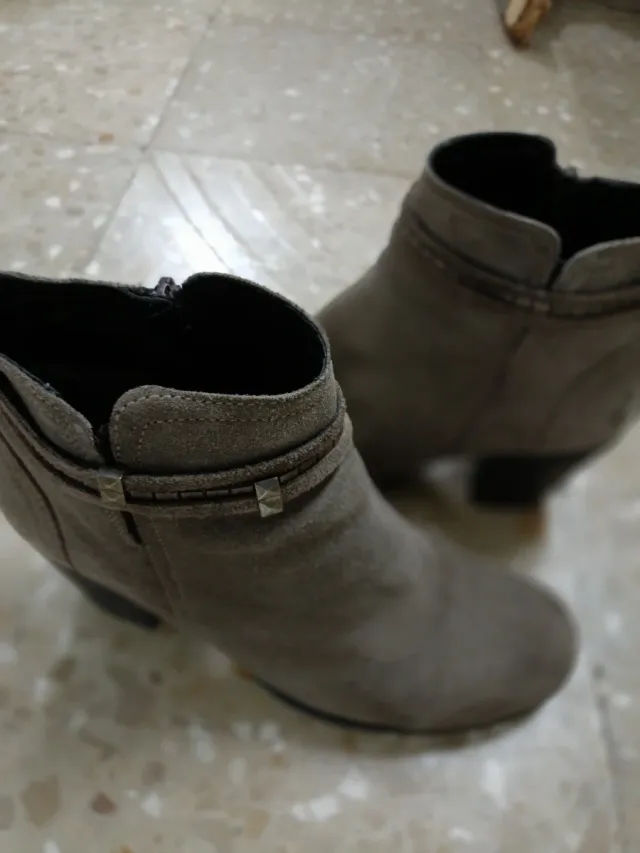 Botines grises con tachuelas