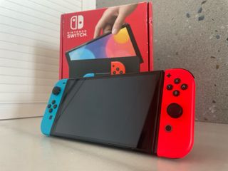 Nintendo Switch OLED blu/rosso