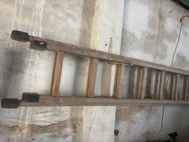 Escalera de madera larga