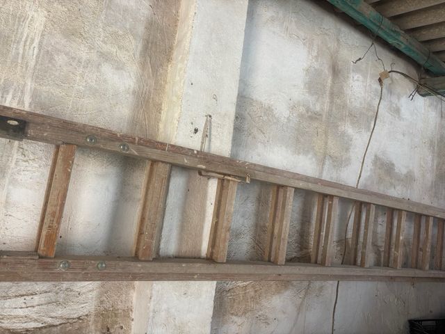 Escalera de madera larga