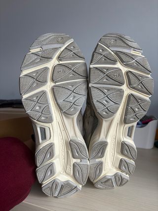 Asics Beige y Gris Nuevas con etiquetas