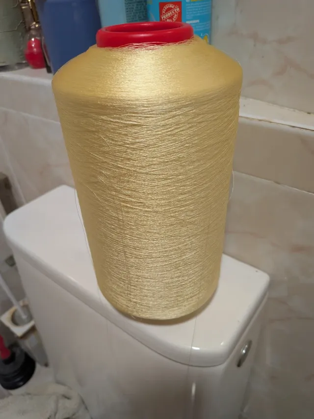 Bobina hilo amarillo grande
