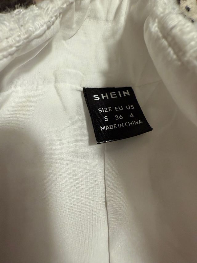 Falda Shein blanca con botones dorados