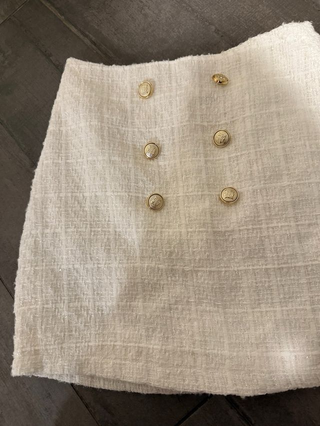 Falda Shein blanca con botones dorados