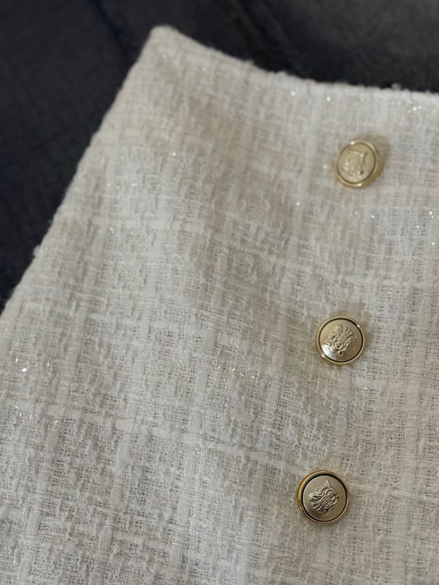 Falda Shein blanca con botones dorados