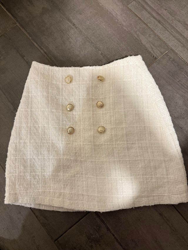 Falda Shein blanca con botones dorados