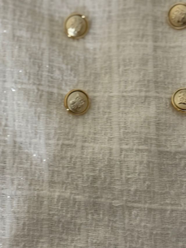 Falda Shein blanca con botones dorados