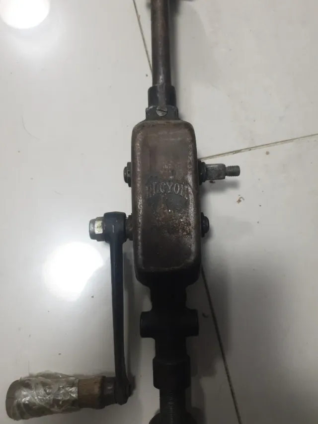 Taladro manual antiguo