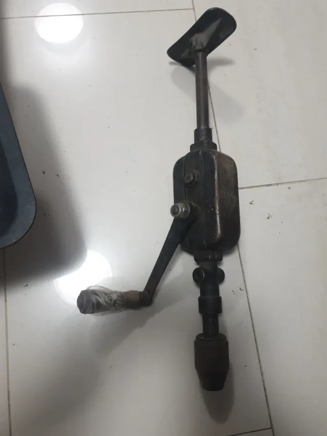 Taladro manual antiguo