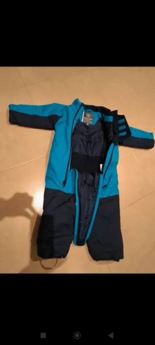 Mono de Sky infantil Talla 2/4. Manoplas de regalo