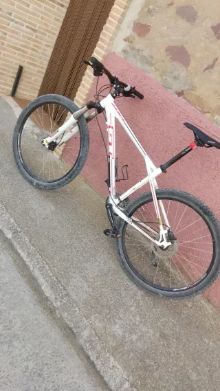 Bicicleta Montaña GT Avalanche Blanca